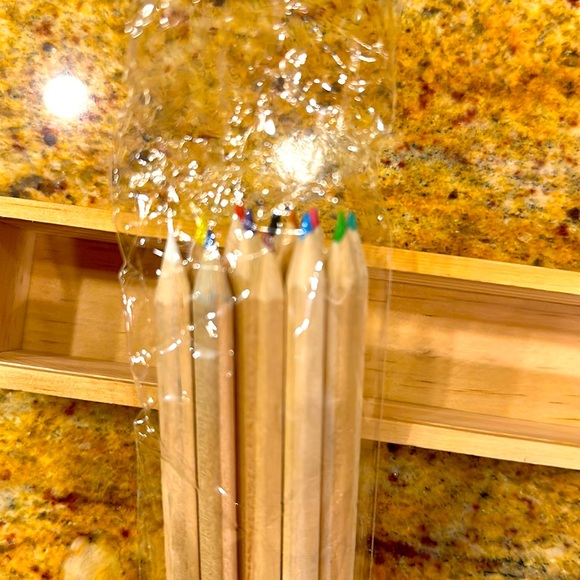 NIB⭐️WOODEN PENCIL BOX WITH 12 COLORED PENCILS AND SHARPENER-SAYS BE INCREDIBLE - Picture 3 of 5
